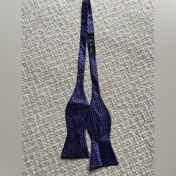 Tommy Hilfiger Navy with Purple Flower Men's Bow Tie - Picture 1 of 2